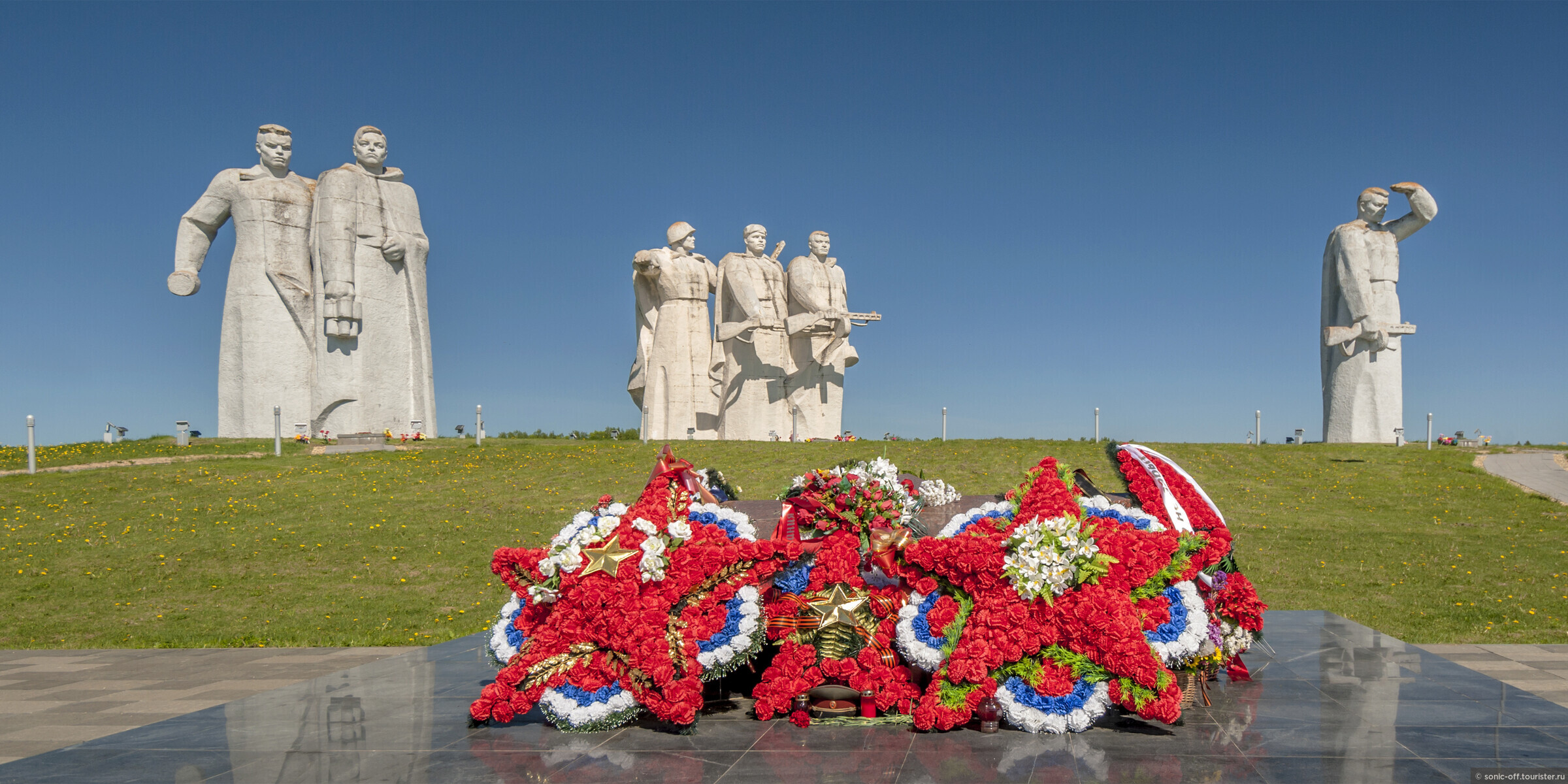 «Велика Россия, а отступать некуда...»