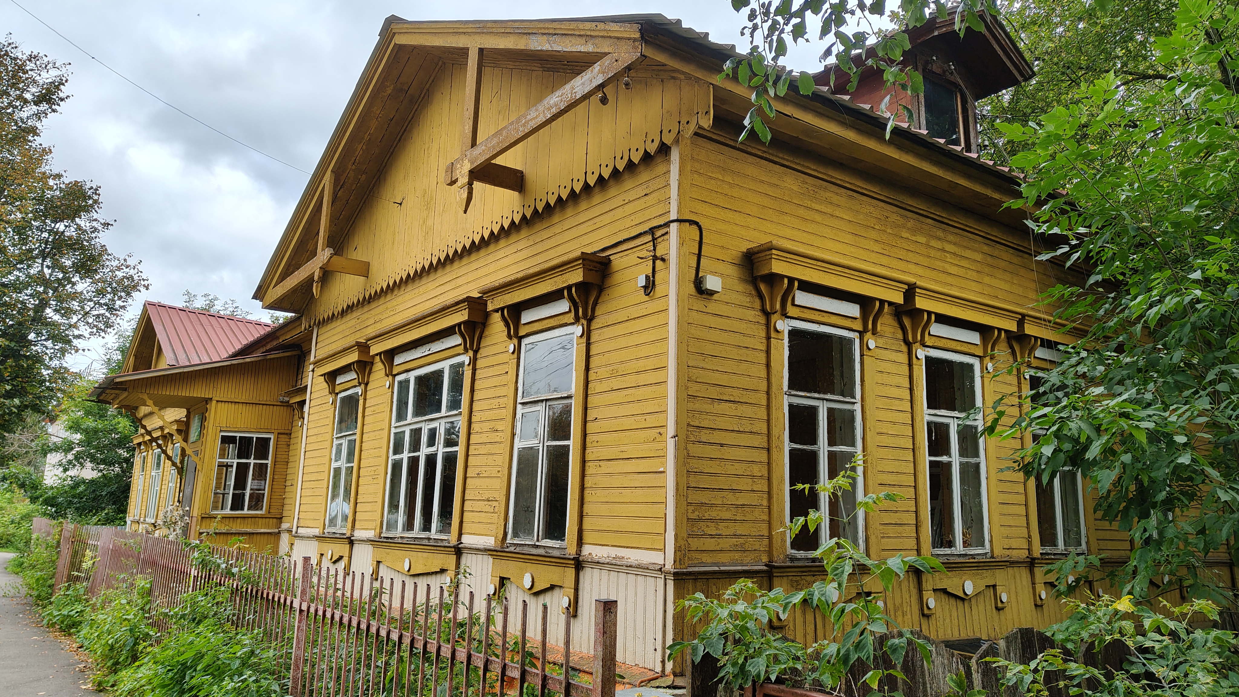 Пешеходная прогулка «Волоколамск тысячелетний», История в шрамах на стенах